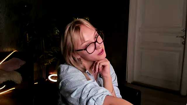 Snapshot of AnnieGitis chatting on 10-13-25, 08:20 AnnieGitis online show from 10-13-25, 08:20