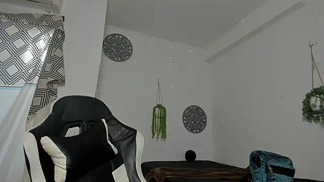 Snapshot of Hotblosson chatting on 10-24-25, 02:35 Hotblosson online show from 10-24-25, 02:35