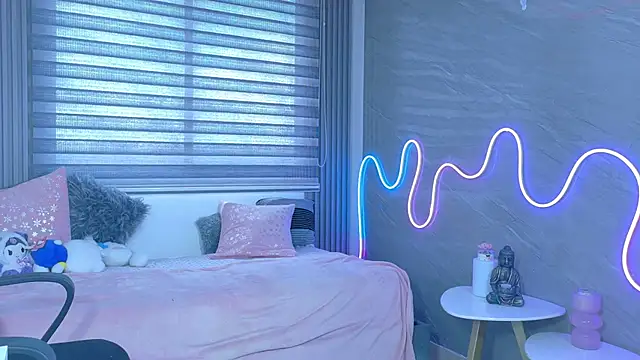 Snapshot of Naaomi_cute chatting on 10-28-25, 08:55 Naaomi cute online show from 10-28-25, 08:55