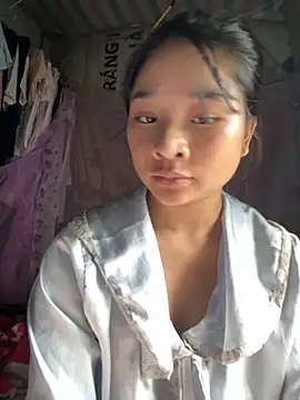 Snapshot of Linh-xxx chatting on 10-13-25, 06:57 Linh-xxx online show from 10-13-25, 06:57