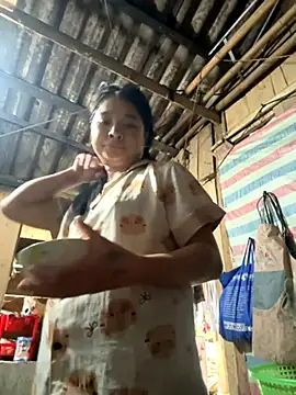 Snapshot of Linh-xxx chatting on 10-14-25, 02:23 Linh-xxx online show from 10-14-25, 02:23