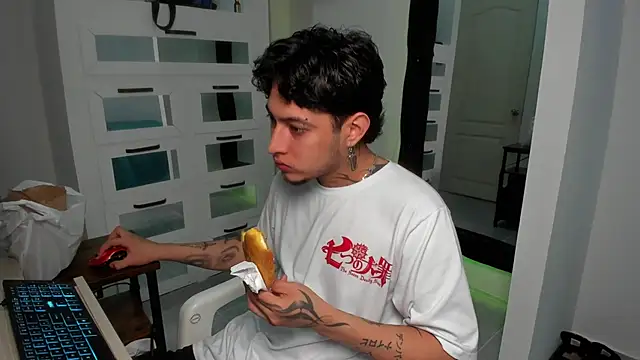 Snapshot of Sky_Wild chatting on 03-22-26, 04:49 Sky Wild online show from 03-22-26, 04:49