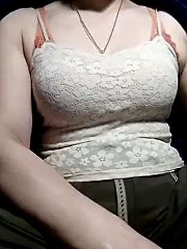 Snapshot of YiyinLy chatting on 02-10-26, 01:15 YiyinLy online show from 02-10-26, 01:15