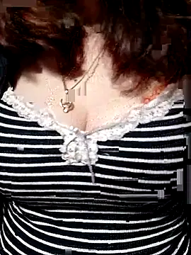 Snapshot of YiyinLy chatting on 02-11-26, 02:49 YiyinLy online show from 02-11-26, 02:49