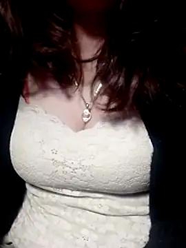 Snapshot of YiyinLy chatting on 02-11-26, 09:20 YiyinLy online show from 02-11-26, 09:20