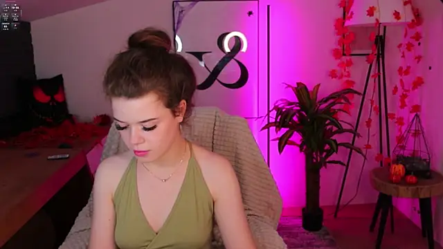 Hot  Tiny online show from 10-30-25, 01:34