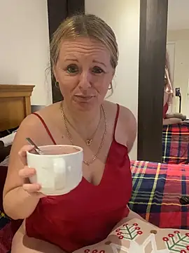 madamlillyrose online show from 12-16-25, 09:03