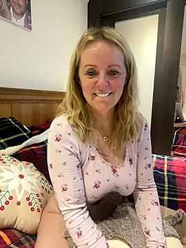 madamlillyrose online show from 12-18-25, 08:53