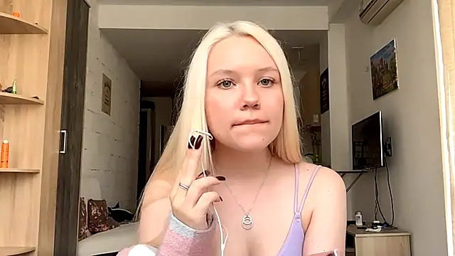 Snapshot of LupeLewitt chatting on 10-20-25, 12:16 LupeLewitt online show from 10-20-25, 12:16