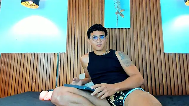 Snapshot of Noah_big chatting on 10-14-25, 11:27 Noah big online show from 10-14-25, 11:27