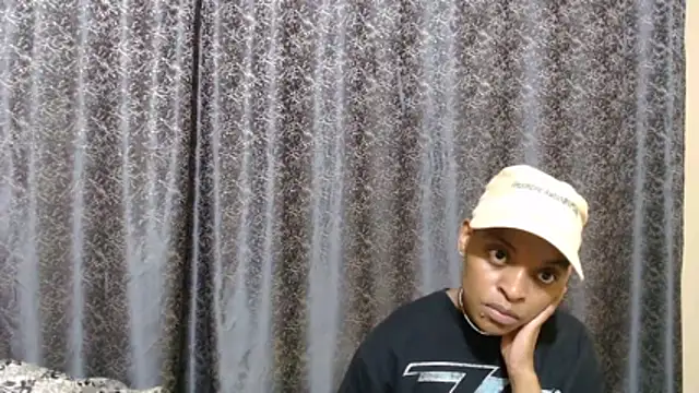 Snapshot of fifiqueen25 chatting on 01-10-26, 04:31 fifiqueen25 online show from 01-10-26, 04:31