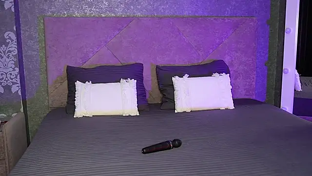 Snapshot of SaraahStone chatting on 10-26-25, 08:04 SaraahStone online show from 10-26-25, 08:04