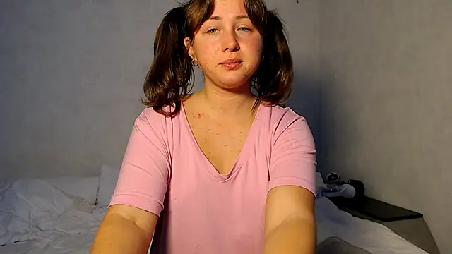 Snapshot of Vivi__Nova chatting on 10-16-25, 10:27 Vivi Nova online show from 10-16-25, 10:27