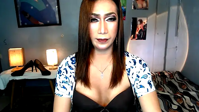 Snapshot of littleredbunny27 chatting on 04-10-26, 12:32 littleredbunny27 online show from 04-10-26, 12:32