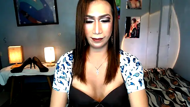 Snapshot of littleredbunny27 chatting on 04-14-26, 10:21 littleredbunny27 online show from 04-14-26, 10:21