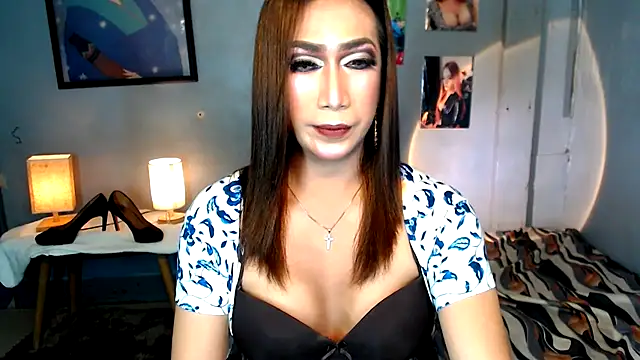 Snapshot of littleredbunny27 chatting on 05-25-26, 08:15 littleredbunny27 online show from 05-25-26, 08:15