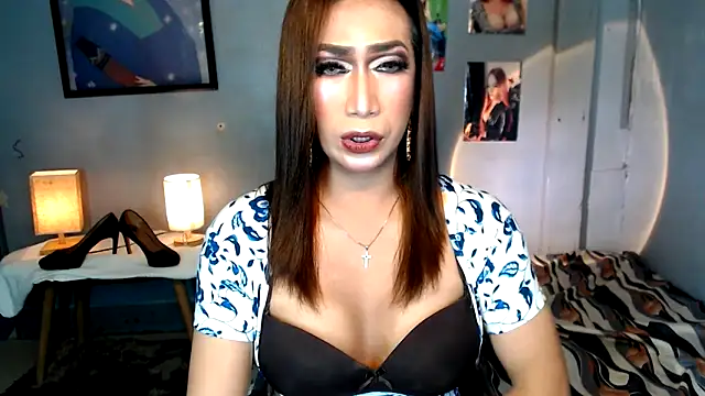 Snapshot of littleredbunny27 chatting on 05-31-26, 08:10 littleredbunny27 online show from 05-31-26, 08:10