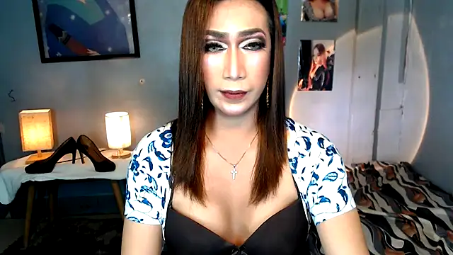 Snapshot of littleredbunny27 chatting on 06-01-26, 08:49 littleredbunny27 online show from 06-01-26, 08:49
