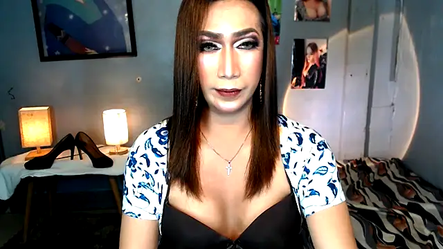 Snapshot of littleredbunny27 chatting on 06-04-26, 10:43 littleredbunny27 online show from 06-04-26, 10:43