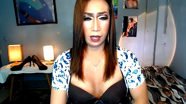 Snapshot of littleredbunny27 chatting on 06-12-26, 12:15 littleredbunny27 online show from 06-12-26, 12:15