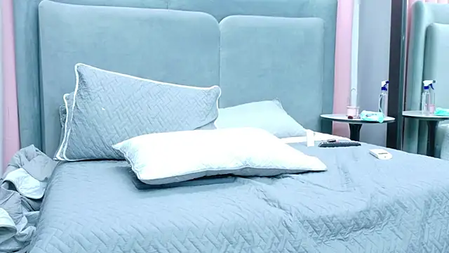 Snapshot of NaughtyHally_ chatting on 10-24-25, 12:23 NaughtyHally online show from 10-24-25, 12:23