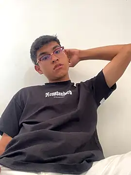 Snapshot of Muchachito18 chatting on 10-15-25, 03:56 Muchachito18 online show from 10-15-25, 03:56