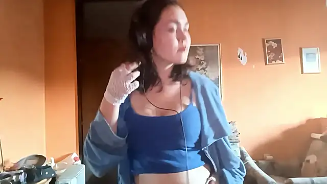 Snapshot of SalenaVanderhoff chatting on 10-15-25, 03:23 SalenaVanderhoff online show from 10-15-25, 03:23