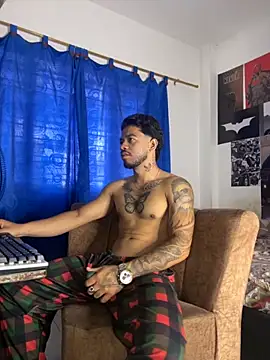 Snapshot of Kylian_Alessandro chatting on 10-21-25, 12:06 Kylian Alessandro online show from 10-21-25, 12:06