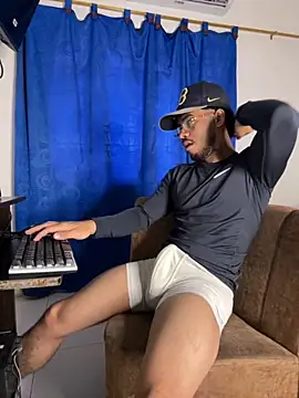 Snapshot of Kylian_Alessandro chatting on 10-23-25, 11:42 Kylian Alessandro online show from 10-23-25, 11:42