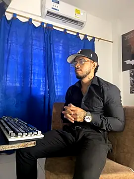 Snapshot of Kylian_Alessandro chatting on 10-27-25, 03:27 Kylian Alessandro online show from 10-27-25, 03:27