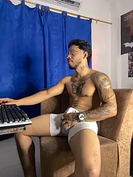 Snapshot of Kylian_Alessandro chatting on 10-29-25, 02:58 Kylian Alessandro online show from 10-29-25, 02:58