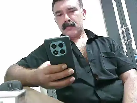 Snapshot of meroglu45 chatting on 10-17-25, 07:05 meroglu45 online show from 10-17-25, 07:05