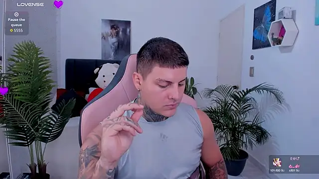 Snapshot of dirty_boy0 chatting on 10-17-25, 04:53 dirty boy0 online show from 10-17-25, 04:53