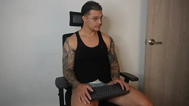 Snapshot of Dominick_walker chatting on 03-18-26, 10:46 Dominick walker online show from 03-18-26, 10:46