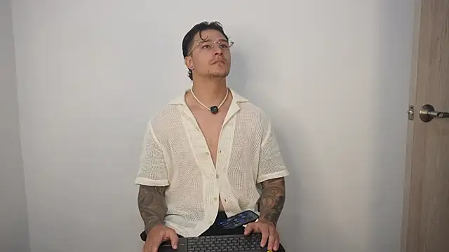 Snapshot of Dominick_walker chatting on 03-21-26, 04:21 Dominick walker online show from 03-21-26, 04:21