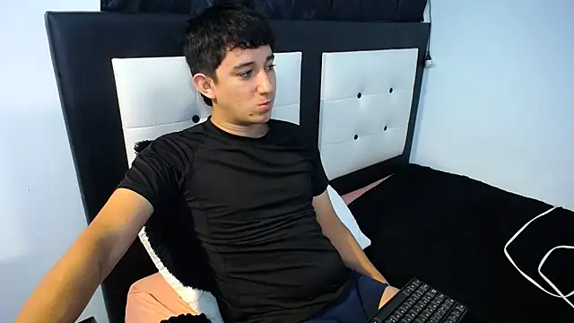 Snapshot of Dravith_Valery chatting on 03-10-26, 04:06 Dravith Valery online show from 03-10-26, 04:06