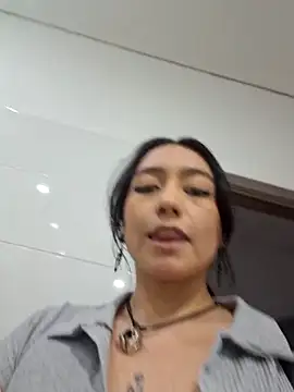 Snapshot of EvelynCrow_ chatting on 10-16-25, 10:44 EvelynCrow online show from 10-16-25, 10:44