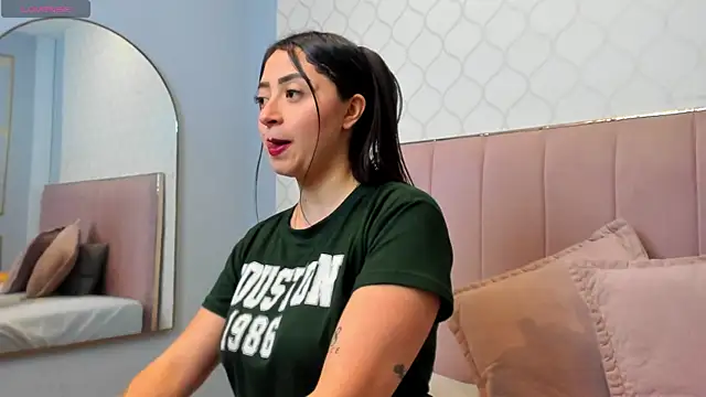 Snapshot of JuliethCruz_ chatting on 05-06-26, 06:13 JuliethCruz online show from 05-06-26, 06:13
