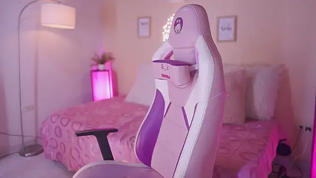 Meggie  online show from 11-24-25, 11:15