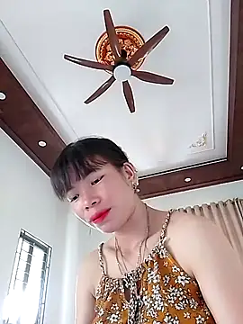 Snapshot of Erza-- chatting on 10-21-25, 05:52 Erza-- online show from 10-21-25, 05:52