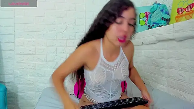 Snapshot of arielsweeth chatting on 10-18-25, 05:43 arielsweeth online show from 10-18-25, 05:43