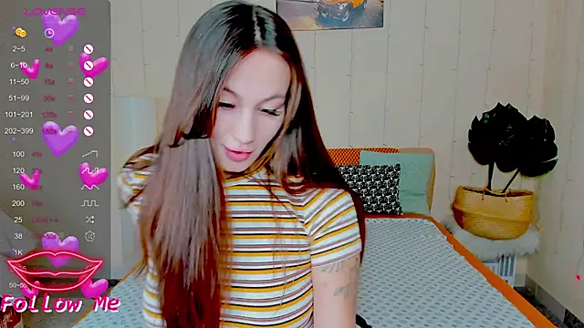 Snapshot of honeybuns_lizzy chatting on 10-17-25, 01:20 honeybuns lizzy online show from 10-17-25, 01:20