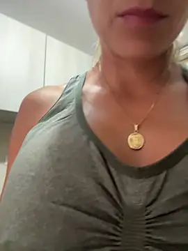 Snapshot of valentina_herrrera chatting on 12-17-25, 12:33 valentina herrrera online show from 12-17-25, 12:33