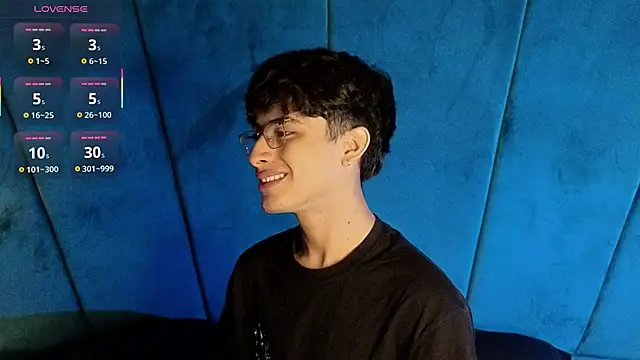 Snapshot of Aaron_Eze chatting on 10-24-25, 10:28 Aaron Eze online show from 10-24-25, 10:28