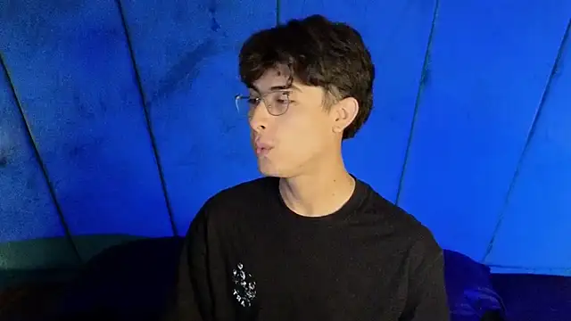 Snapshot of Aaron_Eze chatting on 10-25-25, 09:20 Aaron Eze online show from 10-25-25, 09:20