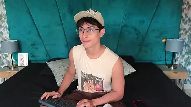 Aaron Eze online show from 05-07-26, 05:40