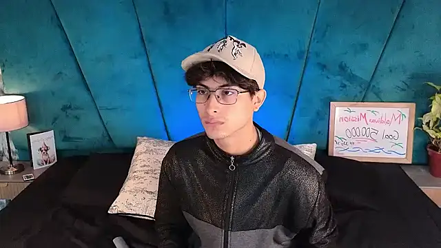 Aaron Eze online show from 05-11-26, 01:06