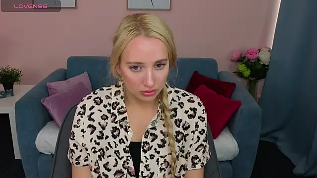 AuroraSkyee online show from 10-20-25, 01:11