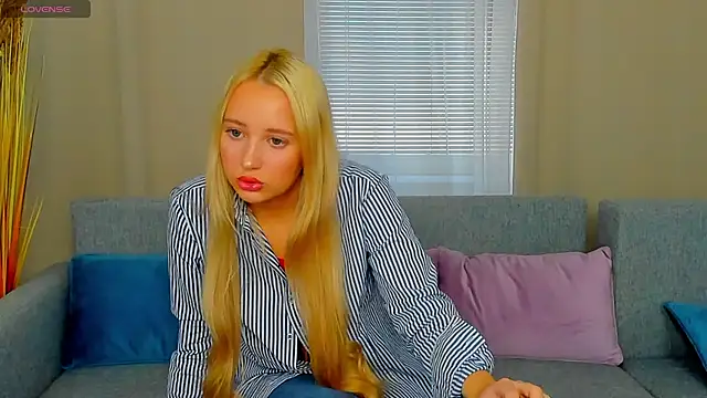 AuroraSkyee online show from 10-30-25, 12:17