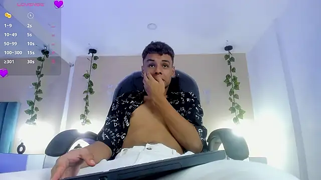 Snapshot of Xavier_Fox___ chatting on 02-20-26, 08:09 Xavier Fox online show from 02-20-26, 08:09